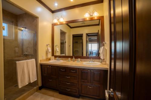 baño con 2 lavabos y espejo grande en Los Suenos Resort Alta Vista 5A, en Herradura