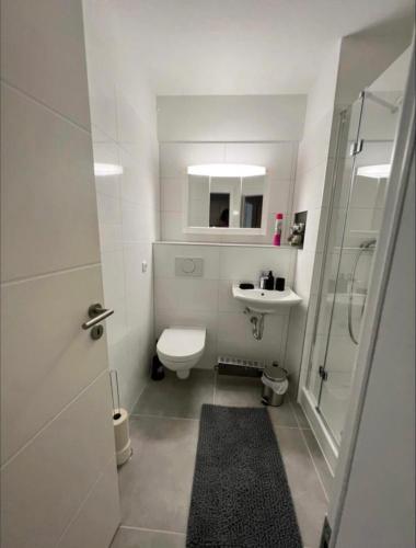 un piccolo bagno con un water e un lavandino di Kölner City Apartment direkt am Zentrum Nähe Hbf a Colonia