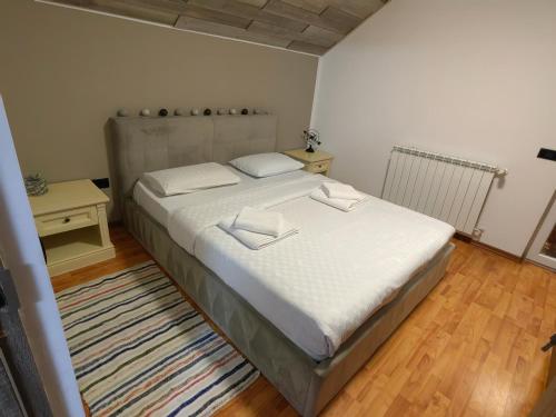 a bedroom with a large bed with white sheets at Alissa House in Borsa