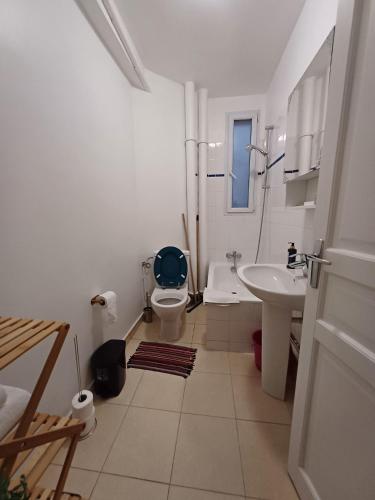 une salle de bain blanche avec des toilettes et un lavabo dans l'établissement Josef appartment, à Paris