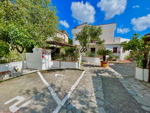 Το κτήριο όπου στεγάζεται  η παραθεριστική κατοικία