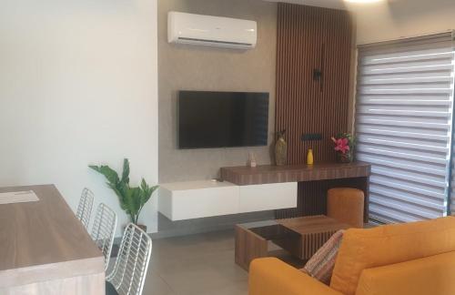 TV a/nebo společenská místnost v ubytování Deluxe 1 Bed Apt Ayios Dometios