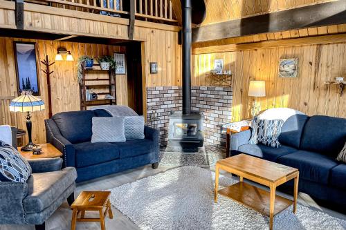 Ein Sitzbereich in der Unterkunft River Bend Chalet