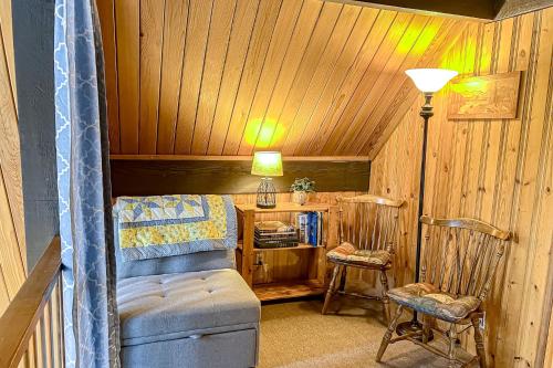 Ein Bett oder Betten in einem Zimmer der Unterkunft River Bend Chalet