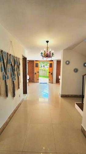 un couloir avec une chambre ornée de peintures murales dans l'établissement casa campestre escobero, à Envigado
