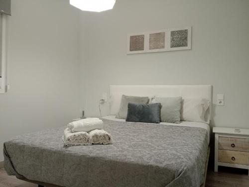 - une chambre avec un lit et 2 serviettes dans l'établissement Apartamento la Soledad, junto al Alcázar, à Tolède