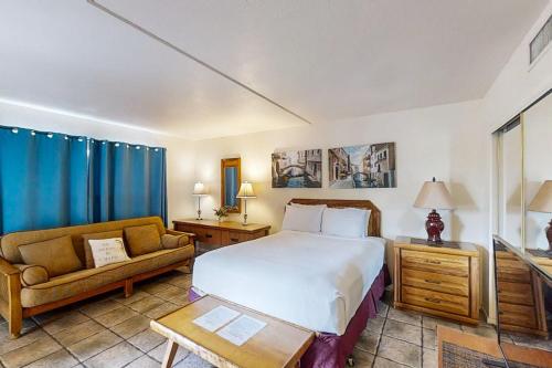 une chambre d'hôtel avec un lit et un canapé dans l'établissement Gulfview I #201, à South Padre Island