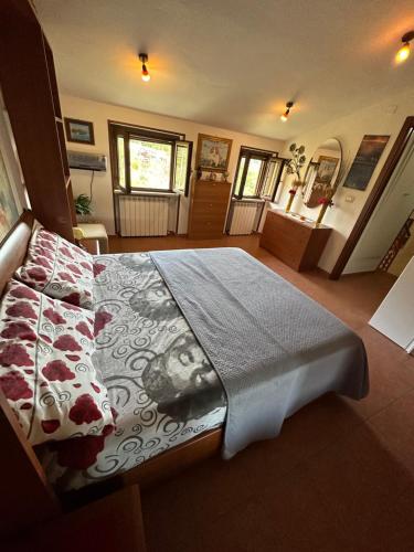 um quarto com uma cama com um cobertor e almofadas em Casale degli ulivi em Arezzo