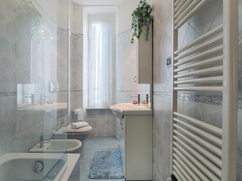 bagno bianco con lavandino e servizi igienici di Da Eufemia apartment for 4 guests a La Spezia