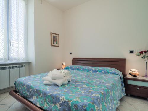 una camera da letto con un letto e asciugamani di Da Eufemia apartment for 4 guests a La Spezia