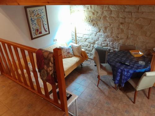 un piccolo soggiorno con tavolo e divano di Guesthouse Antonio ad Alicante