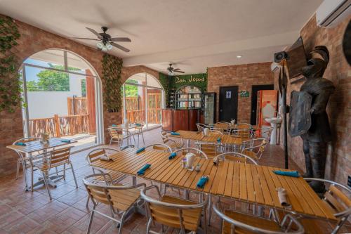 Un restaurante u otro lugar para comer en Hotel Alfa Troncones Mexico