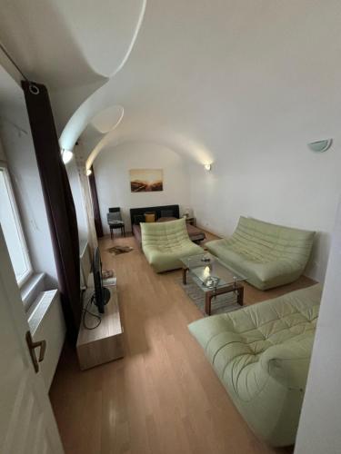 ein Wohnzimmer mit 2 Betten und einem Sofa in der Unterkunft Duomo apartment in Košice