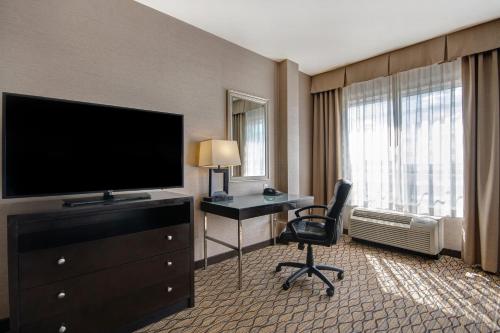 Holiday Inn Detroit Metro Airport, an IHG Hotel Image