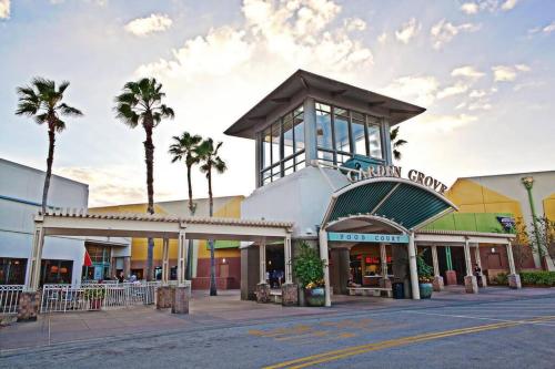 un centro comercial con palmeras delante en mini Apartment in sunshine city Florida, en Vero Beach