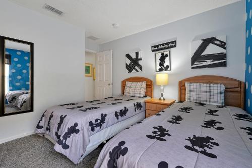 una camera con 2 letti singoli e uno specchio di Castaway Getaway - 4 bed - close to Disney a Kissimmee