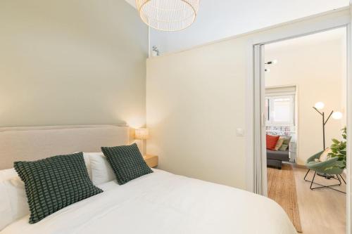 1 dormitorio con cama blanca y espejo grande en Bonito apartamento en Sol, en Madrid