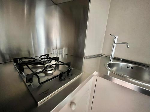 uma placa de fogão numa cozinha ao lado de um lavatório em Serravalle Castle Apartment em Serravalle