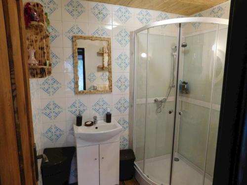 W łazience znajduje się umywalka i prysznic. w obiekcie Chata na Čertove w mieście Lazy pod Makytou
