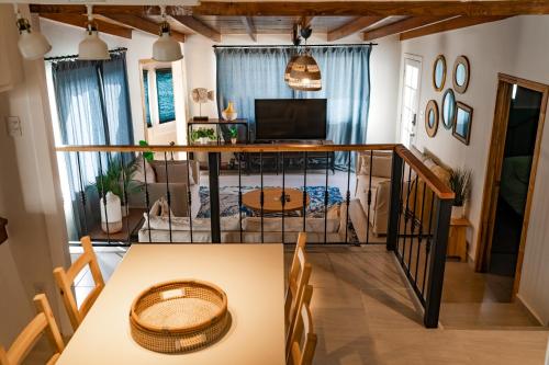 um quarto com uma mesa e uma sala de estar em CASA MARES - Beach and Sun em Ensenada