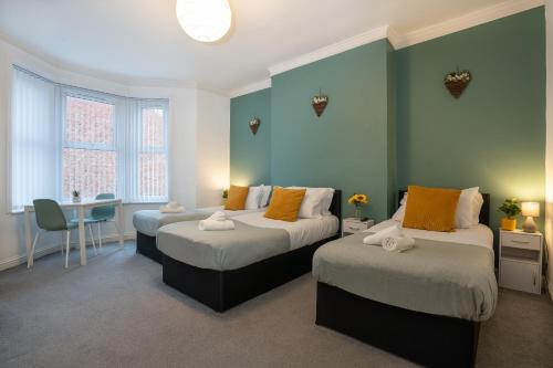 2 Bedroom Apartment-Free Parking-Private Entrance tesisinde bir odada yatak veya yataklar