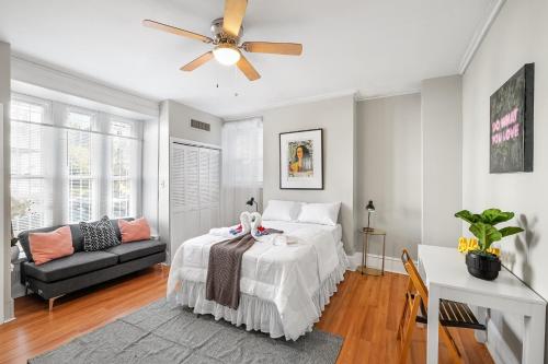 a bedroom with a bed and a ceiling fan at Modern Posh Upenndrexel Univ 3 Bdrm in Philadelphia