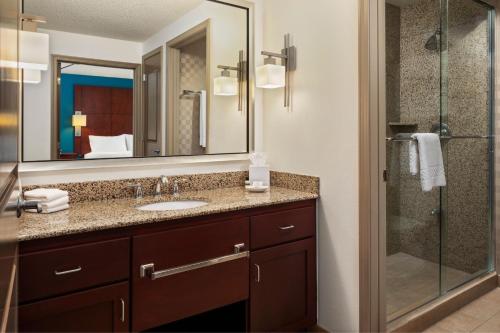 Residence Inn Minneapolis Plymouth في بليموث: حمام مع حوض ودش