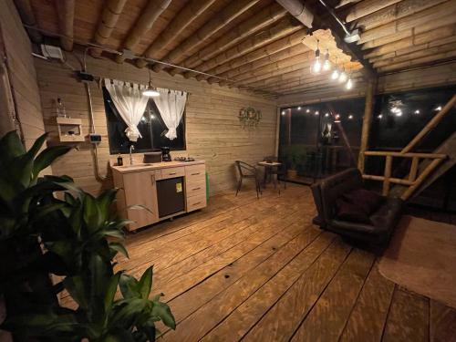 麥德林的住宿－Bamboo Lodge, vista privilegiada a las montañas，铺有木地板的大型客厅和厨房