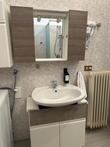 y baño con lavabo y espejo. en Larocca Tourist Home 3, en Bassano del Grappa
