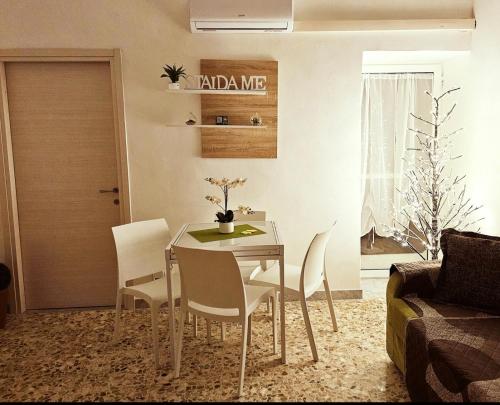een eettafel en stoelen in de woonkamer bij Stai Da Me in Taranto