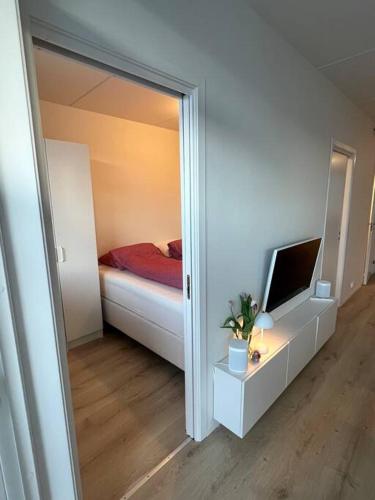 uma sala com um quarto com uma cama e um espelho em Modern apartment nearby city centrum em Tromsø