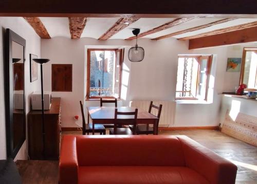 ein Wohnzimmer mit einem Sofa und einem Tisch in der Unterkunft Apartamento centro Benasque in Benasque