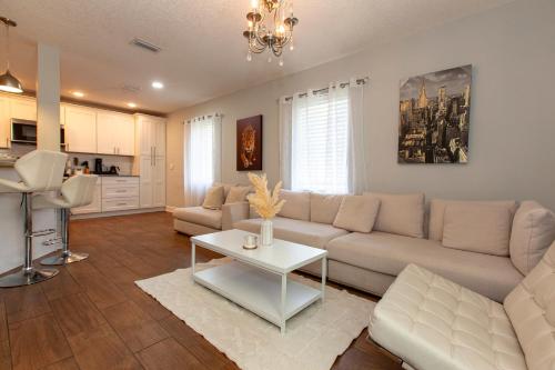 ein Wohnzimmer mit einem Sofa und einem Tisch in der Unterkunft Jacksonville Newly Renovated Stylish 3BR Downtown in Jacksonville