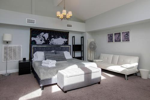 傑克孫維的住宿－Jacksonville Newly Renovated Stylish 3BR Downtown，一间卧室配有一张床、一把椅子和一张沙发