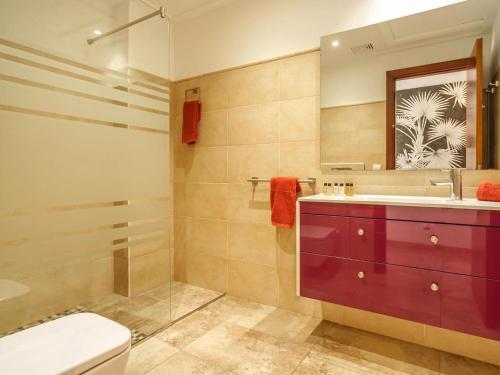 サ・ポブラにあるFour-Bedroom Villa Sa Poblaのバスルーム(洗面台、トイレ付)