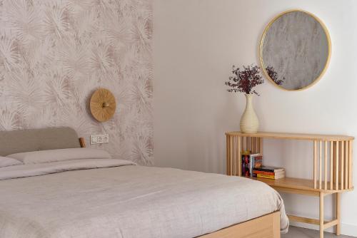 a bedroom with a bed and a mirror on the wall at Luxury aparment in casilla de costa with Jacuzzi- Follow the sun in La Oliva