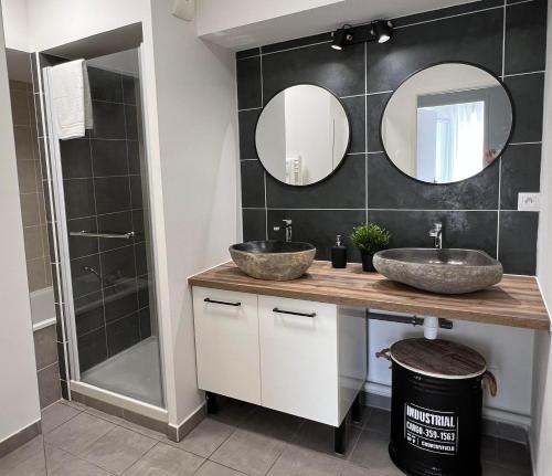 - Baño con 2 lavabos y 2 espejos en Le Jardin de l'Arena - T3 Design - jardin privé - Garage sur demande - Proche Eurexpo, Groupama Stadium, LDLC Arena, en Décines-Charpieu