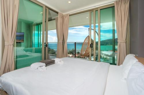 Кровать или кровати в номере Oceana Sea View - Kamala Beach
