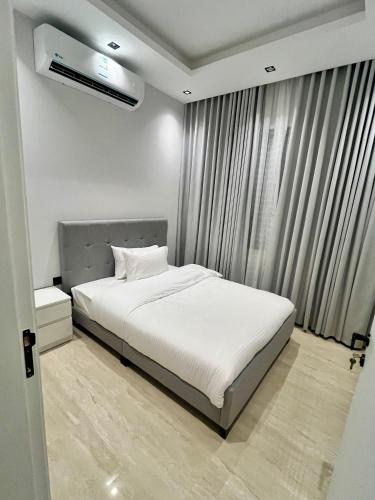 Llit o llits en una habitació de Safa Complex Apartment