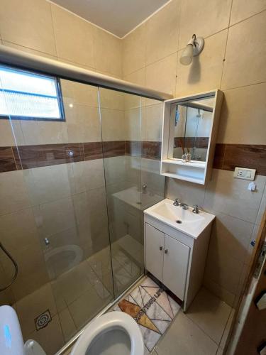 卡洛斯帕斯的住宿－Duplex Villa Carlos Paz，带淋浴、卫生间和盥洗盆的浴室