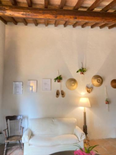 - un salon avec un canapé blanc et une lampe dans l'établissement Berenice in Chianti, à Bagno a Ripoli