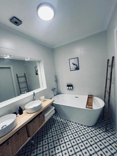 a bathroom with two sinks and a large tub at Apartamento Crismar in Ronda