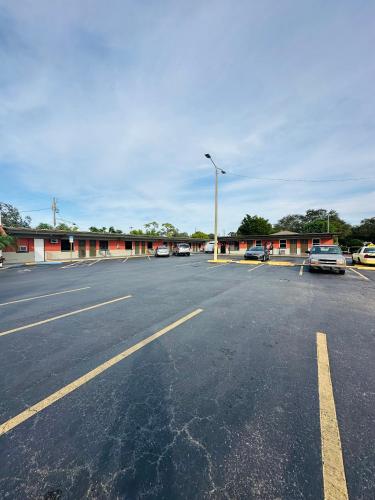 an empty parking lot in front of a building at Candlelight Inn in St. Petersburg