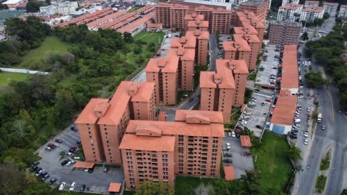 z góry widok na miasto z wysokimi budynkami w obiekcie Apartamentos en Mérida Mejor precio garantizado w mieście Mérida