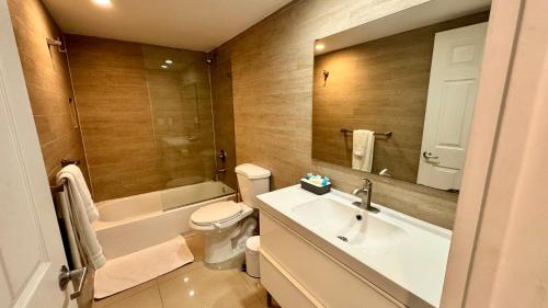 Ванная комната в Sunny Isles, beach life! Parking included