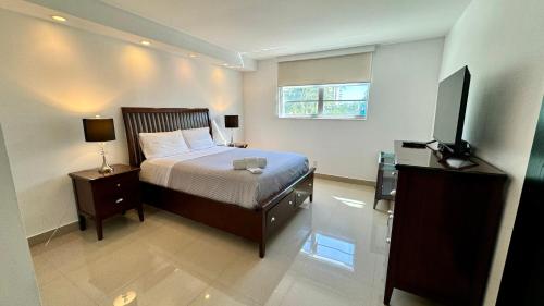 Кровать или кровати в номере Sunny Isles, beach life! Parking included