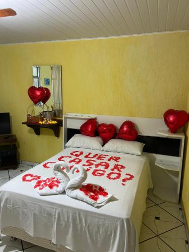 a bedroom with two swans towels on a bed at Morada do Aventureiro in Angra dos Reis