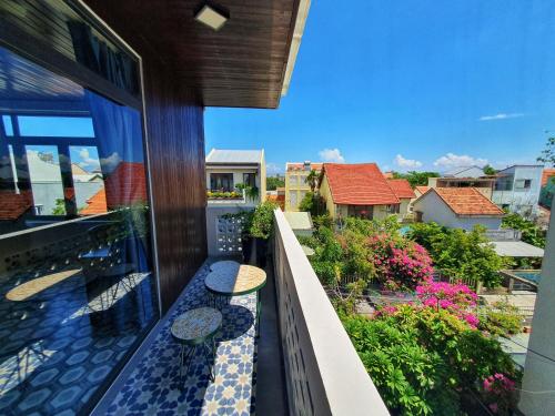balcón con bancos y vistas a la ciudad en Villa De Pi's Hoi An, en Hoi An