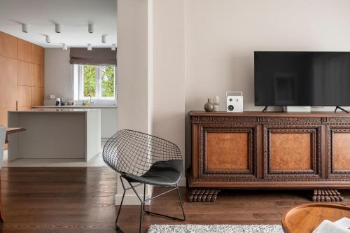 NEW High-End Designer 3BR Central Apt Free Parking