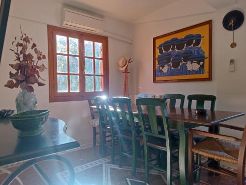 a dining room with a table and chairs at Villa Masou Taygetos in Artemisía